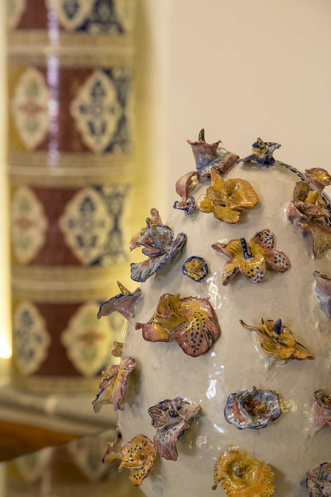 Pieza de cerámica de Talavera con flores en relieve en la Suite Presidencial.